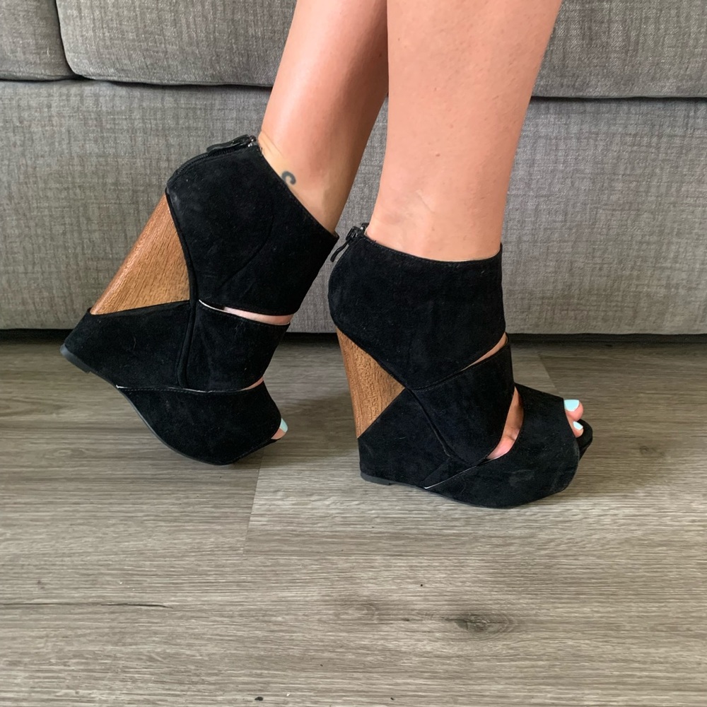 Shoe Dazzle Vianca Black Wedge 8